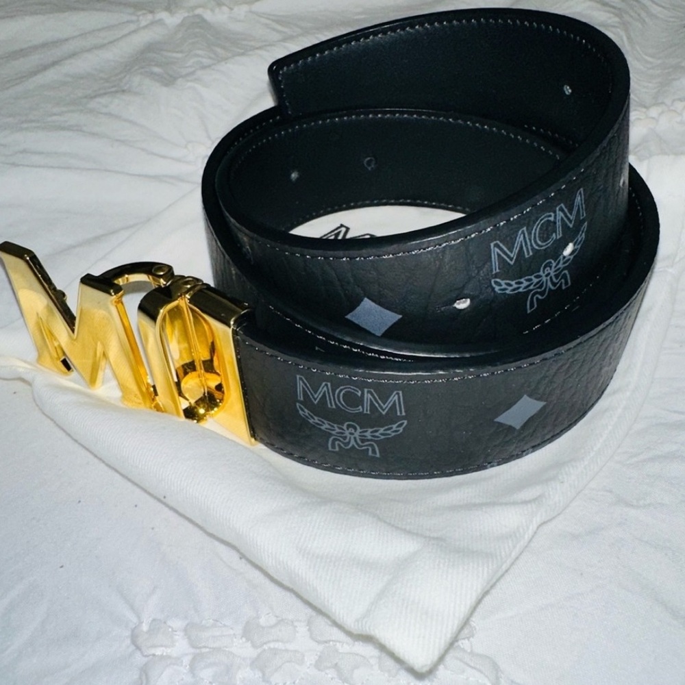 Authentic Claus “M” MCM Visetos reversable belt
